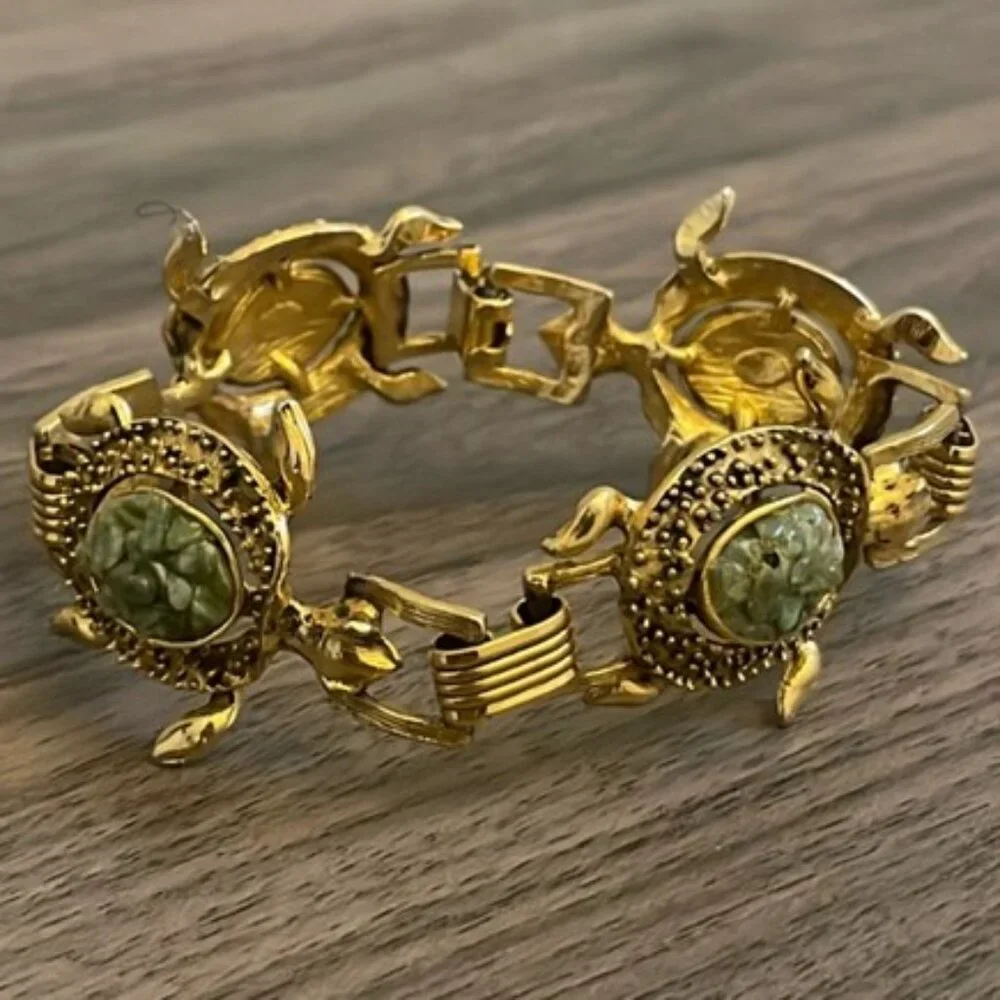 1950’s Vintage Crushed Jade Turtle Bracelet Gold Tone Classic Clasp Closure - Picture 4 of 7